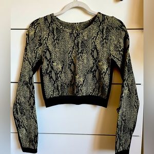 Workout long sleeve, crop top, Fabletics, green snakeskin